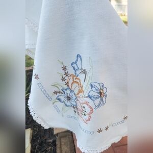EARLY 1900'S SMOOTH COTTON TABLECLOTH WITH LACE AND HAND EMBROIDERED STITCHING